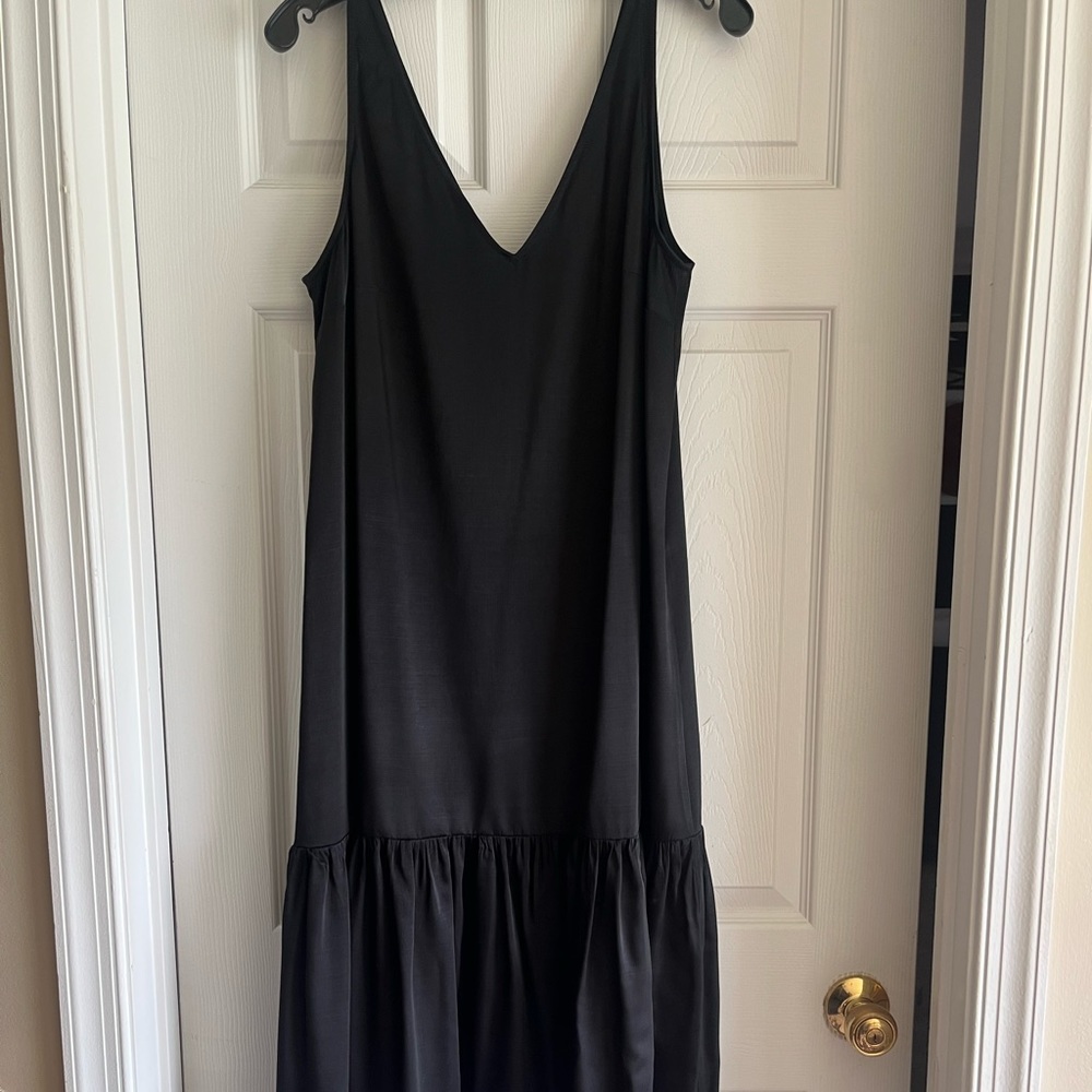 EUC Women’s H&M black sleeveless V-neck dress size M - Picture 1 of 3